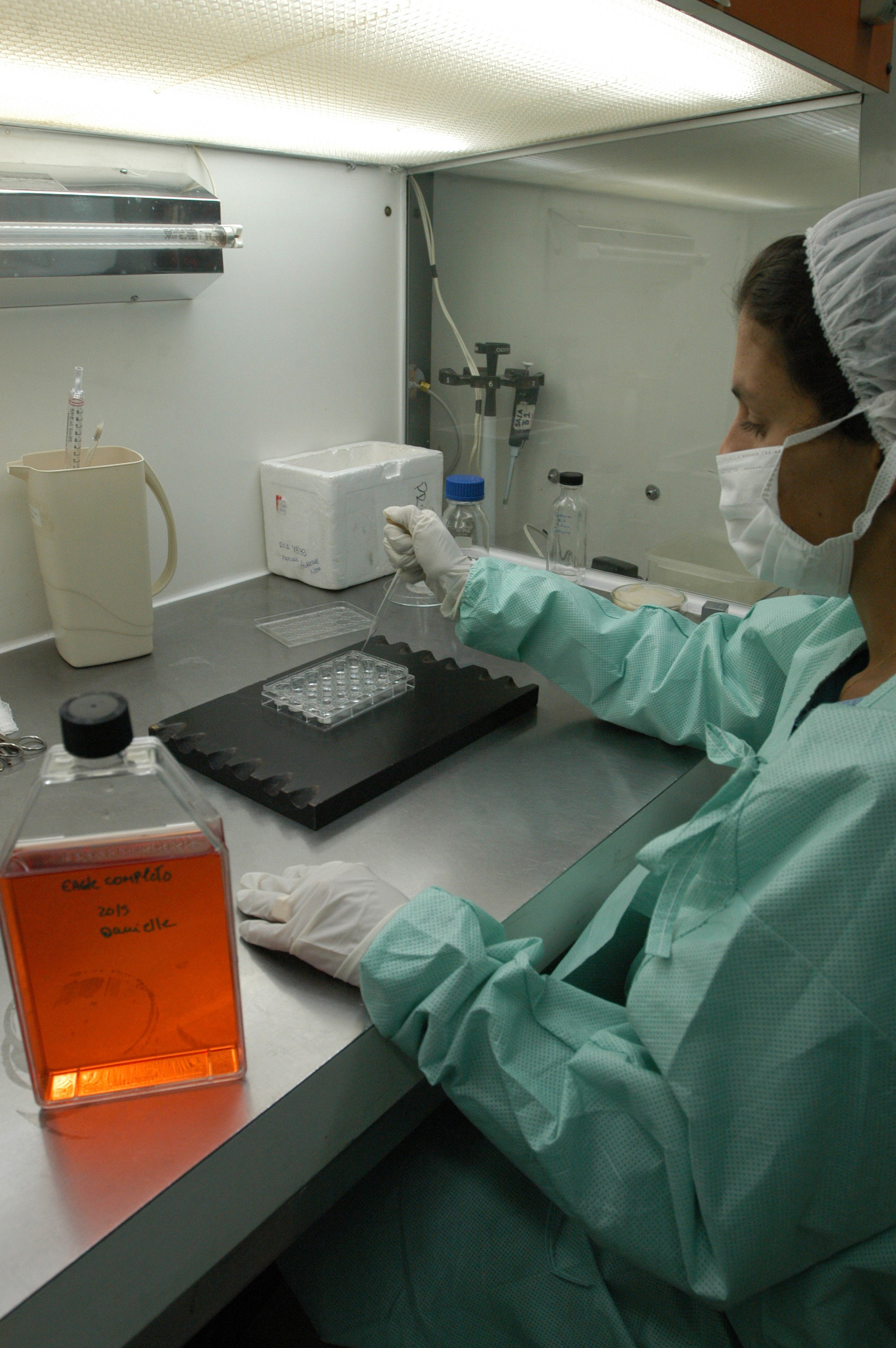 Mulher fazendo teste em laboratório