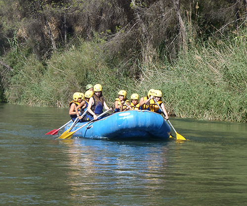 Pessoas remando num bote no rio