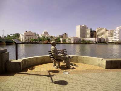 Estátua de João Cabral de Melo Neto - Recife, Pernambuco, Brasil