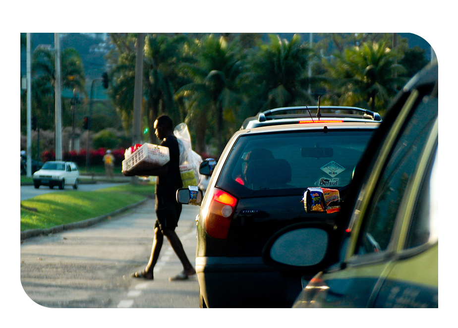 Fotografia de vendedor ambulante vendendo biscoitos em um engarrafamento. 